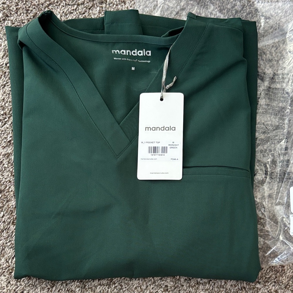 Mandala Scrub V-Neck 1-Pocket Top in Midnight Green